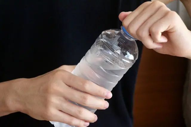 ペットボトルのふたを開けるときの親指の痛み